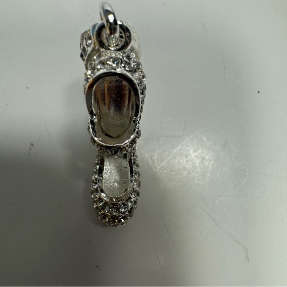 NWT. Stiletto high heel keychain. Silver tone rhinestone shoe keychain. - Picture 3 of 7